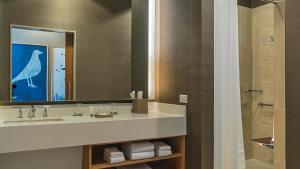 兀兰伍德兰威斯汀酒店的一间带水槽和大镜子的浴室