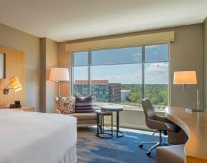 兀兰伍德兰威斯汀酒店的配有一张床、一张书桌和一扇窗户的酒店客房