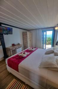 布希奥斯贝拉-艾米利亚度假屋的卧室内的一张大白色床,带有窗户