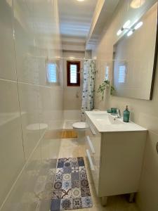 洛斯·亚诺斯·德·阿里丹VISTA PLAZA - Exceptional Location的浴室配有卫生间、盥洗盆和淋浴。