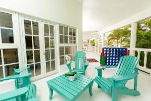 喀巴里特Villa Dance - Home with Steps to the Beach的门廊上设有两把蓝色椅子和一张桌子