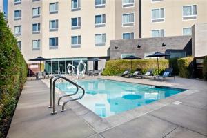 圣何塞圣荷西北/硅谷万怡酒店的大楼前的游泳池