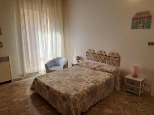 博洛尼亚Your Comfort Home - Bologna的卧室配有床、椅子和窗户。