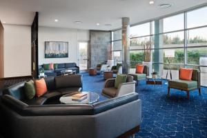圣何塞圣荷西北/硅谷万怡酒店的大堂配有沙发、椅子和窗户。
