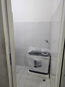 马斯喀特مدينة السلطان قابوس Sultan Qaboos city的一个小浴室,在摊位里放着垃圾桶