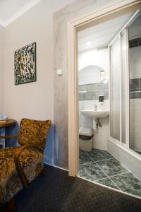 尼萨河畔亚布洛内茨阿卡亚膳食公寓旅馆的一间带水槽、卫生间和椅子的浴室