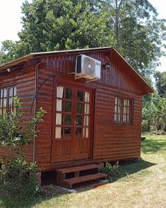 Puerto BossettiCabañas Aliwen的小屋顶部设有加热器的小型小木屋