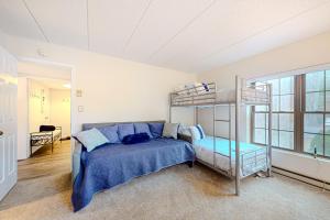 莱克哈莫尼Mystic Sunrise的一间卧室配有一张双层床和梯子
