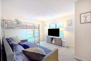 莱克哈莫尼Mystic Sunrise的带沙发和双层床的客厅