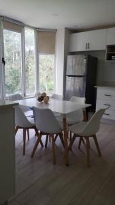 圣佩德罗-德马科里斯Apartamento moderno, guabaverry的一间厨房,里面配有桌椅