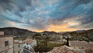 塞埃欣Casa Rural El Alcázar - Cehegín的享有建筑和日落美景