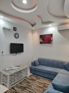 Taymāʼجوهرة الاماكن的带沙发和电视的客厅