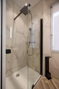 圣特罗佩Le 34的浴室里设有玻璃门淋浴