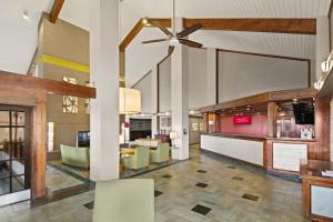 欧文Red Roof Inn & Suites Irving - DFW Airport South的大堂,餐厅,酒吧和椅子