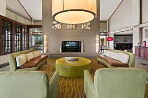 欧文Red Roof Inn & Suites Irving - DFW Airport South的大堂设有桌椅和壁炉。