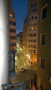 阿利坎特博尼公寓式酒店的享有夜间城市街道的景色,设有建筑