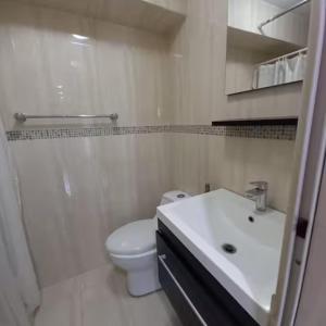 加拉加斯Hermoso 1Hab+2baños apartamento en el Bosque,Ccs的白色的浴室设有卫生间和水槽。