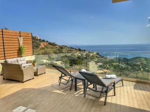 RodhiáVilla Balcony, Cozy Villa with Amazing View的一个带桌椅的庭院和大海