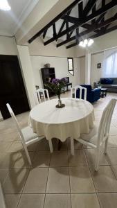 塔里哈Apartamento Maracuyá en Tarija的一张带椅子的白色桌子和一个花瓶