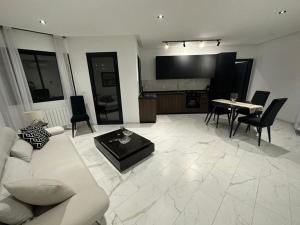 拉马萨Luxury appartement的客厅配有沙发和桌椅