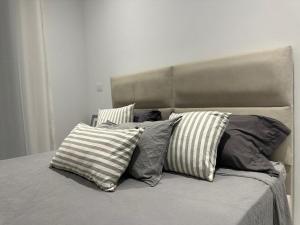 拉马萨Luxury appartement的卧室内的一张带几个枕头的床