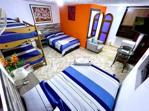 蓬塔内格拉Hostal Ocean Pacifico的一间设有三张床的房间,其中一张沙发