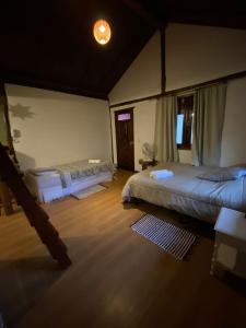 巴西利亚Amanduarte Brasília的一间卧室设有两张床,天花板上拥有灯光