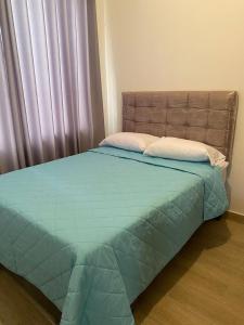 利马Casa de Playa moderna的一间卧室配有一张带蓝色棉被的床