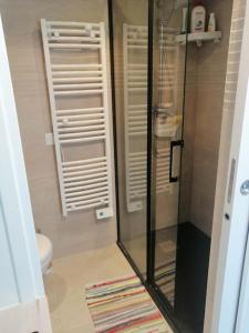 维勒瑞夫Logement+parking proche métro - total autonome的浴室配有淋浴间和卫生间。