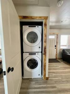 摩押Angel Rock Rentals of Moab Unit 10的洗衣房,配有洗衣机和烘干机