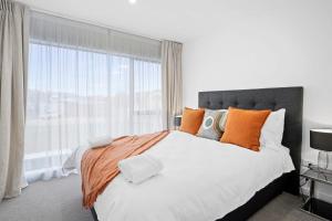 Albert TownWanaka Riverside serviced apartments by BCR Stays的一间卧室设有一张大床和一个窗户。