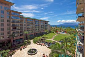 拉海纳OUTRIGGER Honua Kai Resort and Spa的享有度假建筑空中景致,设有天井。