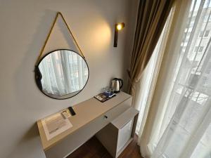 布德瓦Lolo Luxury rooms & suites的梳妆台,带镜子,靠窗