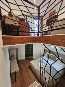 布德瓦Lolo Luxury rooms & suites的客房设有双层床和螺旋楼梯。