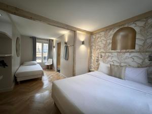巴黎蒙马特国家酒店的卧室配有一张白色大床