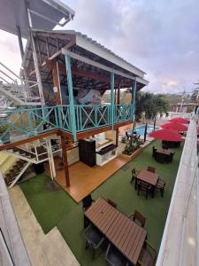圣安德烈斯Apartamentos Isla Tropical的享有带桌子和伞的建筑的顶部景色