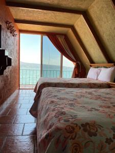 兹拉胡恩Cabañas y Habitaciones El Malecón的一间卧室设有一张床,享有海景