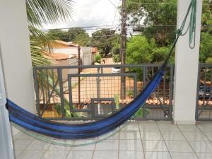 帕尔马斯Pedroca Hostel的房屋阳台的吊床