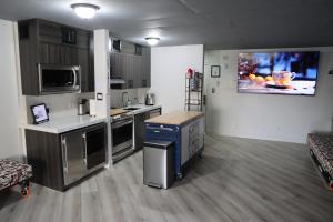 拉斯维加斯LVStripHouse JC406 - Modern Superior Studio Condo - Sleeps 6的一间厨房,内配不锈钢用具