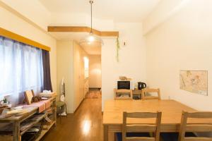 小田原市Tipy records room的用餐室和带木桌的客厅