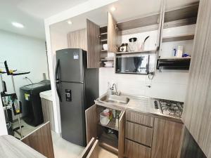 巴兰基亚Apt AA 15min CC B/Vista low cost的一间带冰箱和水槽的小厨房