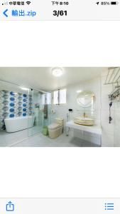 Lung-mu-ching落羽松民宿的白色的客房设有水槽和桌子