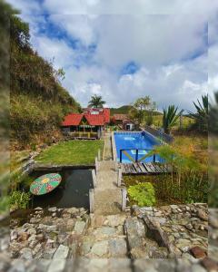 LíbanoHostal Camino Viejo的一座带游泳池的房子和一艘水中的船