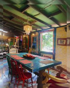 LíbanoHostal Camino Viejo的一间配备有蓝色桌子和椅子的用餐室
