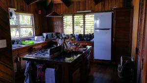 马太Sere Ni Ika的厨房配有白色冰箱和台面