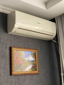 阿克托比Уютный апартамент的挂在天花板上的空调,画面
