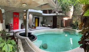 清迈莫客房酒店的一座带房子的建筑中的游泳池