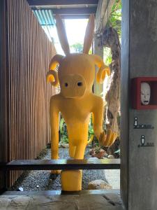 清迈莫客房酒店的角形动物的大黄雕像