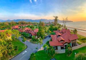 哥打京那巴鲁婆罗洲海滩别墅的近海度假胜地的空中景致