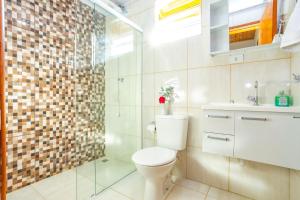 圣本图-杜萨普卡伊夏乐思佩德拉波旅馆的一间带卫生间和玻璃淋浴间的浴室